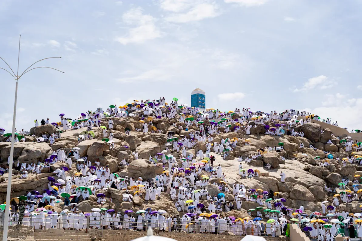 Pèlerins en ihram blanc rassemblés au Mont Arafat pendant le Hajj